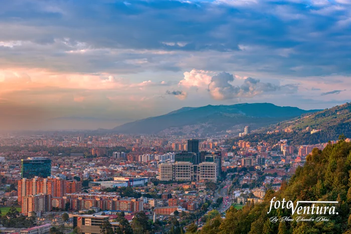 Bogotá, Colombia - Vista panorámica en picado del norte de la capital desde La Calera, en los Andes.