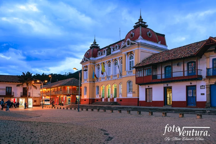 Zipaquirá, Colombia - Una esquina de la plaza principal con la alcaldía a la derecha. Edificios de estilo colonial