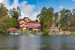 Kodaikanal, South India - Looking From Kodaikanal Lake Towards The Carlton Hotel, In The Colonial Town In The State Of Tamil Nadu; Several Tourists' Cars Are Parked By The Lakeside.